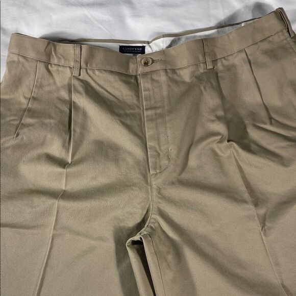 Lands' End mens khaki rugged double pleated expandable 9" chino shorts - size 42 - Picture 1 of 12